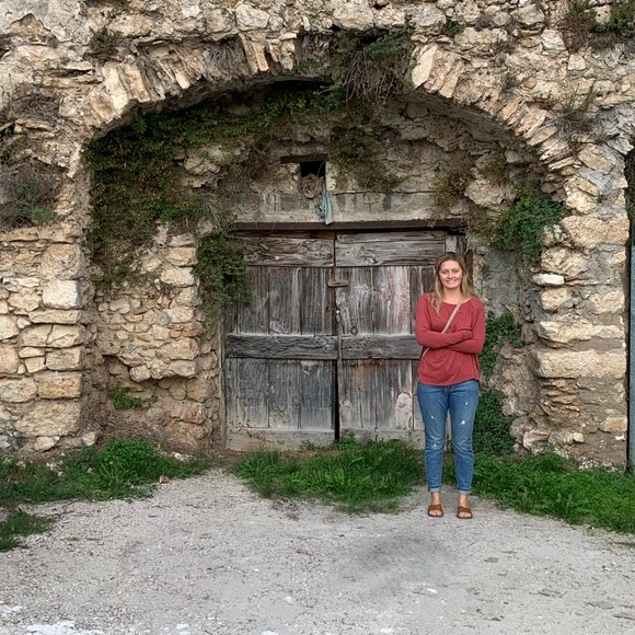 Meet your Posher, Leah - Picture 3 of 5